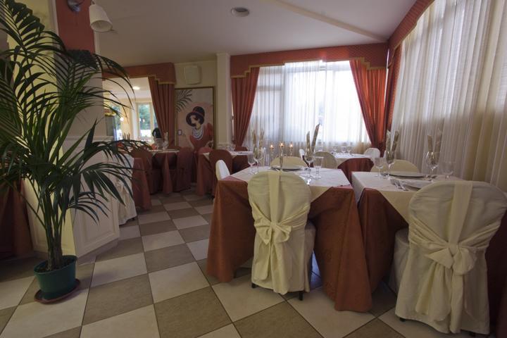 Hotel Mocambo Piscina E Spiaggia San Benedetto del Tronto Eksteriør billede