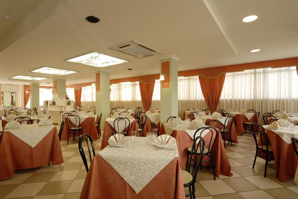 Hotel Mocambo Piscina E Spiaggia San Benedetto del Tronto Eksteriør billede